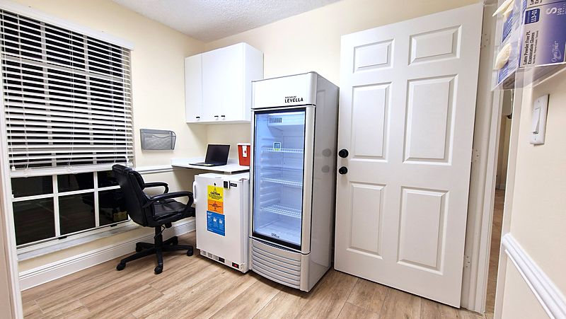 Sala con refrigerador y congelador con control de temperatura